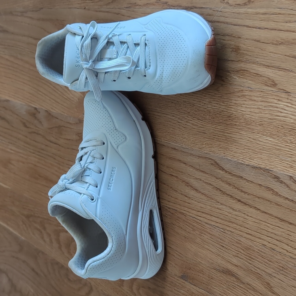 Sketchers sneakers